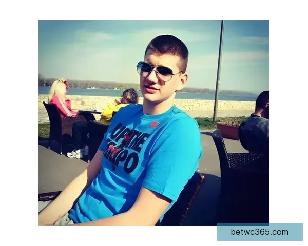 约基奇赛后穿小黄人拖鞋亮相曾COS格鲁角色趣味十足